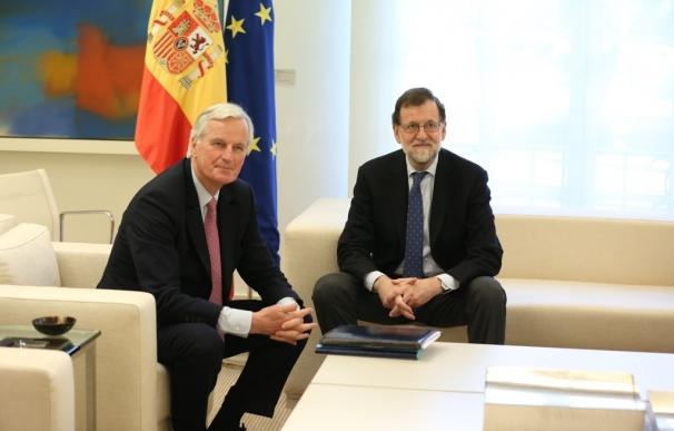 Rajoy defiende ante el negociador europeo del Brexit un acuerdo lo más beneficioso posible sobre los derechos ciudadanos