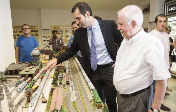 El alcalde elogia la labor de la Asociación de Amigos del Ferrocarril en la presentación de su nueva sede
