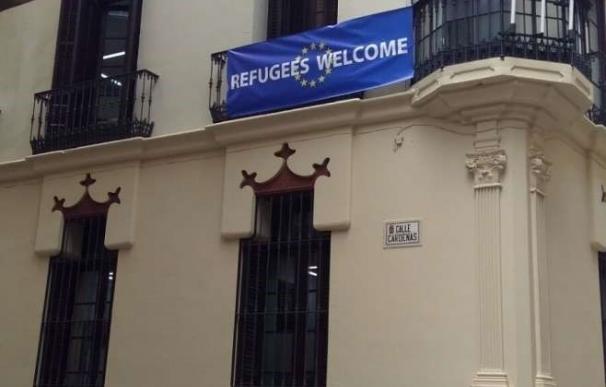 La Agencia Extremeña de Cooperación coloca en su sede de Mérida una pancarta de bienvenida a los refugiados