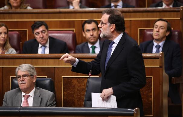 El PSOE ataca al PP por su "aluvión de corruptos" y Rajoy le pide ser constructivo apoyando medidas anticorrupción