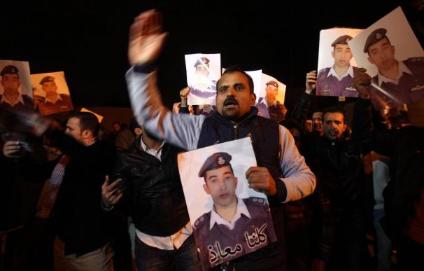 Jordania pide al EI una prueba de vida del piloto para liberar a presa iraquí
