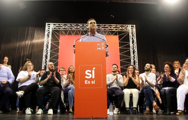 Pedro Sánchez exige al senador Carles Mulet una disculpa por romper una foto de Susana Díaz