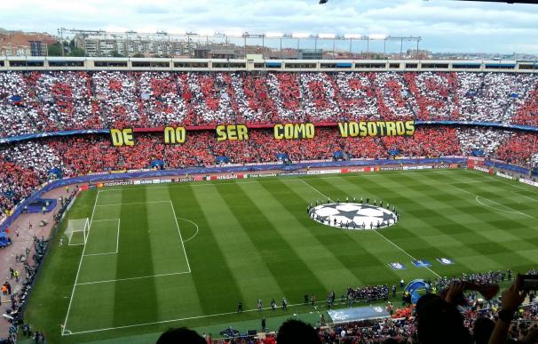 El Vicente Calderón responde "orgulloso" al tifo del Bernabéu