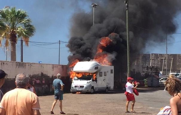 Una autocaravana queda totalmente calcinada tras un incendio en Las Teresitas (Tenerife)