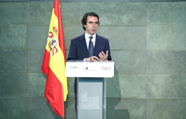 Aznar pide a Rajoy más reformas y avisa que el populismo debe perder en las urnas y en los programas de partidos