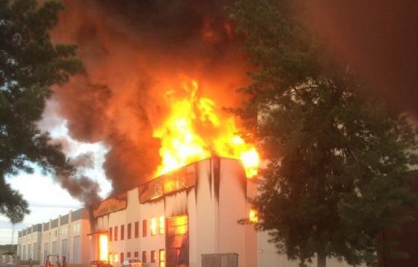 Controlado el incendio en una fábrica de caucho en Santa Pola