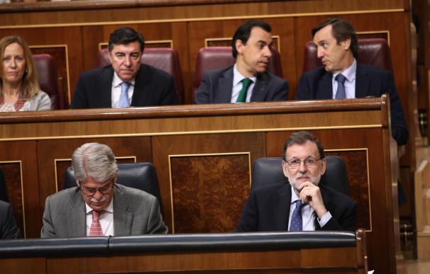 Rajoy acusa al PDeCAT de dejar "muy poco margen" para negociar sobre Cataluña y le reta a cambiar la Constitución