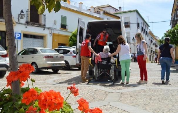 Una treintena de mayores de residencias visitan los Patios de Córdoba gracias al voluntariado de Cruz Roja