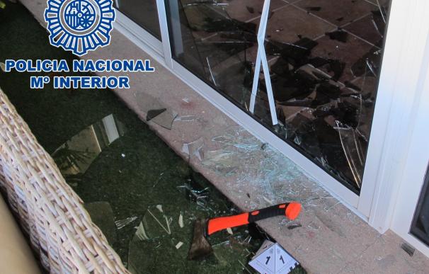 Detenidos dos hombres al robar en una vivienda de Maspalomas (Gran Canaria) tras romper una ventana con un hacha