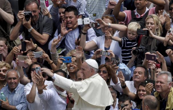 El Papa denuncia que hay más libertad para distribuir armas que alimentos