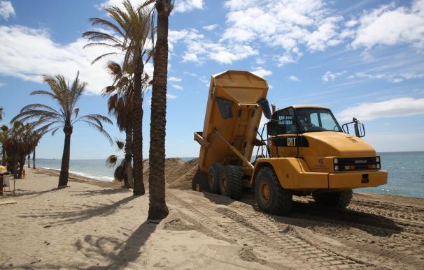 Los trabajos de acondicionamiento en las playas de Marbella continúan en la zona de Casablanca