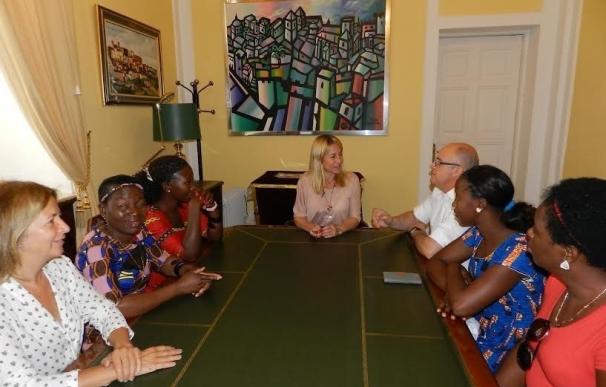 La alcaldesa de Cáceres recibe a cuatro mujeres de Mozambique que difunden su forma de vida "en primera persona"