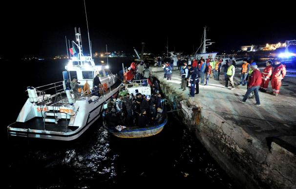 Decenas de cadáveres en el Mediterráneo al volcar una barca con 300 personas
