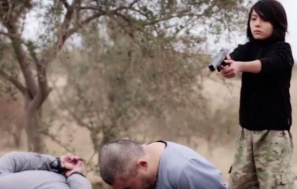 Un niño ejecuta a dos espías rosas que engrosaban las filas del Estado Islámico