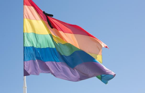 La bandera arcoíris ondeará un día más en la capital con un crespón negro por el atentado de Orlando