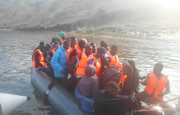 Ascienden a 102 personas, entre ellas una niña, las rescatadas a bordo de tres pateras en el Mar de Alborán