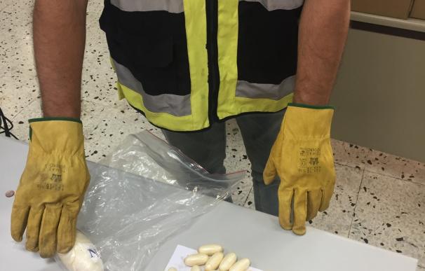 Detenida en el aeropuerto con 54 bellotas de cocaína ocultas dentro de su cuerpo