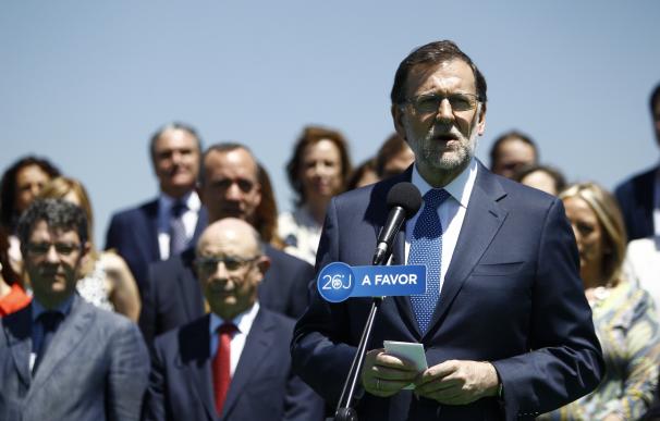 PP quiere superar los "vetos" con su lema "A favor" y Podemos ofrece una "sonrisa" para anular la campaña del miedo