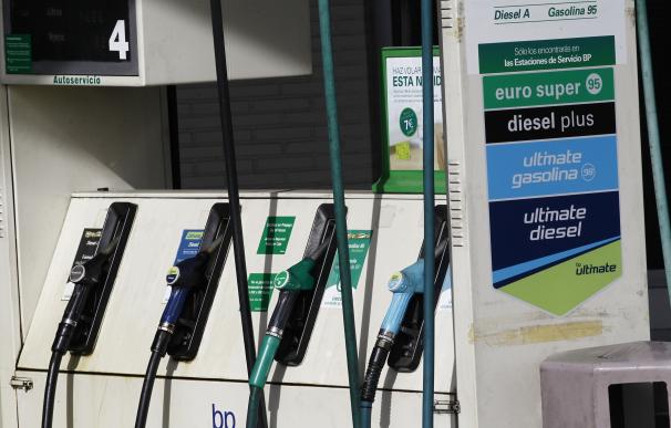 El margen de la gasolina crece un 3% en abril, hasta los 17 céntimos, y el del gasóleo cae un 1,8%