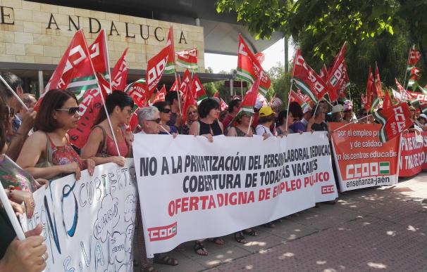 CCOO reúne a cientos de manifestantes para reclamar a Educación la cobertura de vacantes del personal laboral