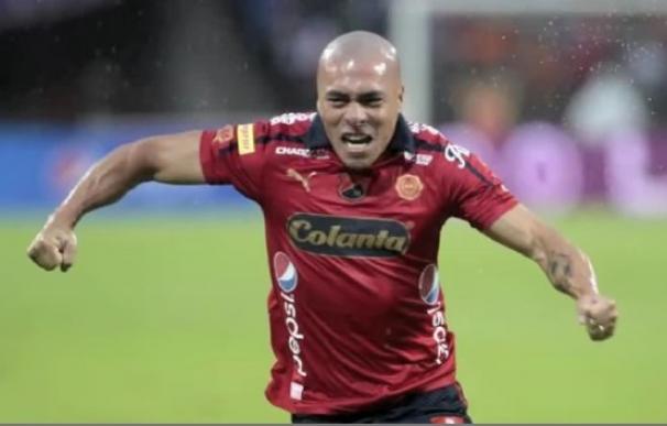 Unos aficionados colombianos agreden con una piedra en la cabeza a un jugador del Independiente Medellín