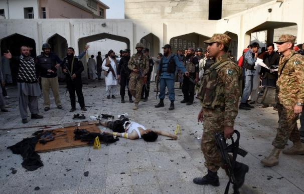 Los talibanes matan 19 personas y hieren a más de 50 en una mezquita en Pakistán