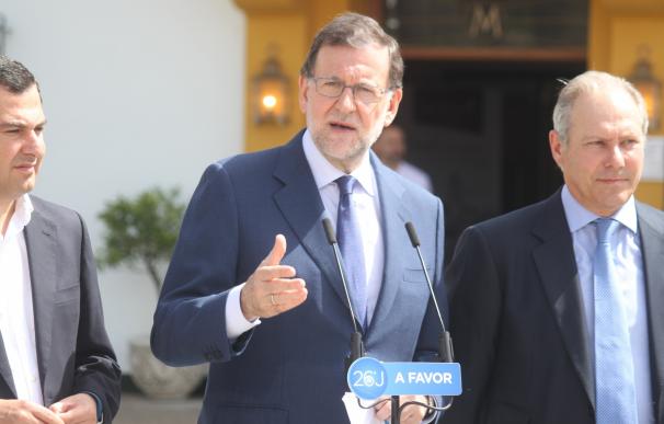 Rajoy presume de haber "dado la cara" estos años y avisa que el "mayor disparate" sería derogar lo hecho