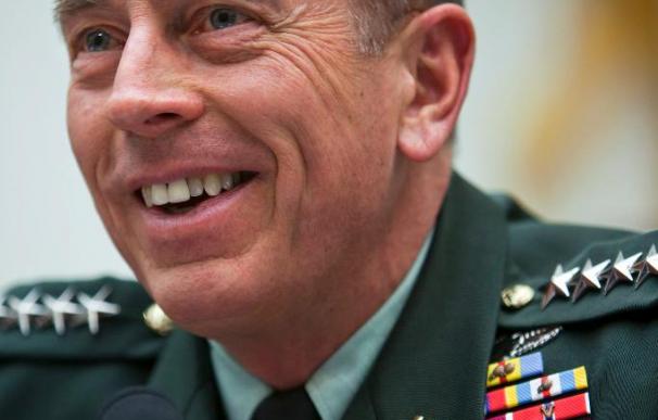 El general Petraeus podría ser el nuevo director de la CIA, según una radio pública