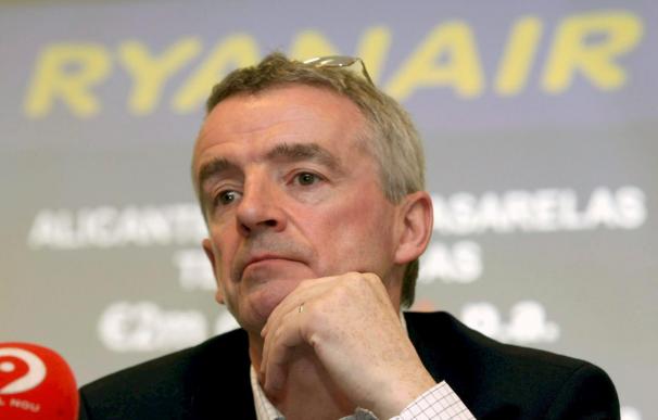 Ryanair reducirá hasta un 80 por ciento sus vuelos si AENA impone pasarelas de embarque