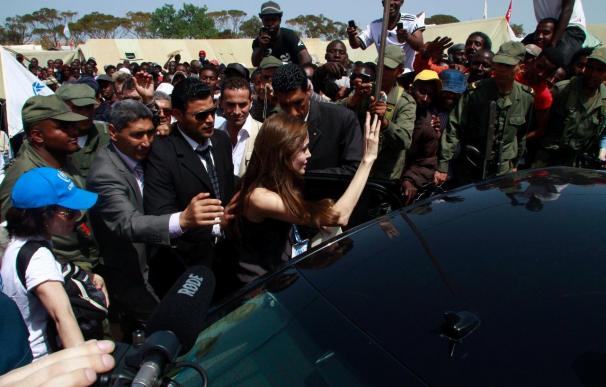 Angelina Jolie pide en la frontera libio-tunecina ayuda para los que huyen de Libia