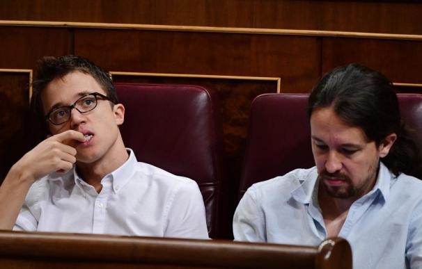 El secretario general de Podemos, Pablo Iglesias, y su secretario político, Íñigo Errejón, en el Congreso. (Gerard Julien / AFP)