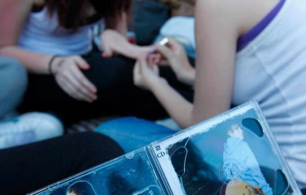 Unas 40 jóvenes esperan acampadas desde el día 1 a Bieber en el Palau Sant Jordi