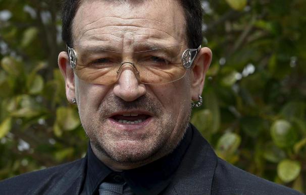 Bono comparte un almuerzo con Gustavo Santaolalla en una bodega argentina