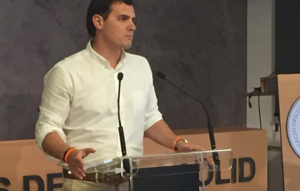 Rivera asevera que España "no se va a levantar" si no gobiernan nuevas personas con manos "limpias y libres"