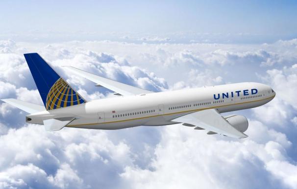 United Airlines prohibió que dos chicas subieran a un avión por sus mallas