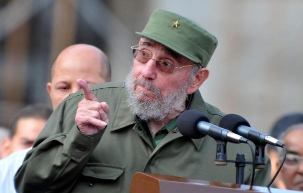 Fidel Castro asiste al acto de clausura del VI Congreso del Partido Comunista