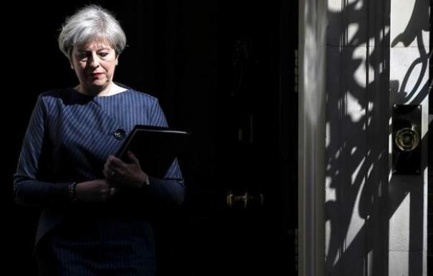 Theresa May promete limitar los precios de luz y gas si gana las elecciones