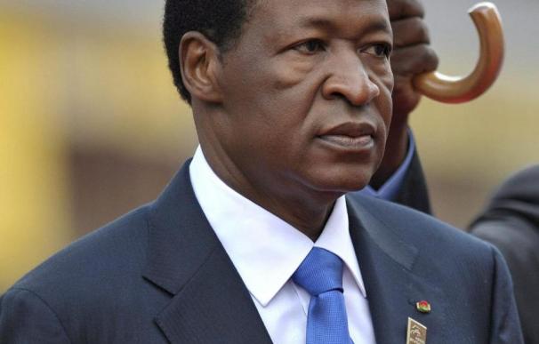 Un periodista nombrado primer ministro ante el motín militar en Burkina Faso