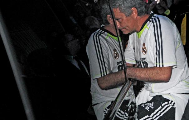 Mourinho revisa el estado del césped de Mestalla