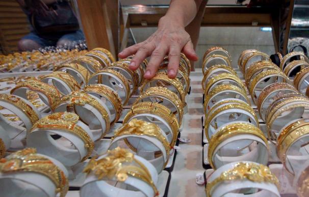 El oro baja un 0,16 por ciento en Londres, hasta los 1.490,5 dólares