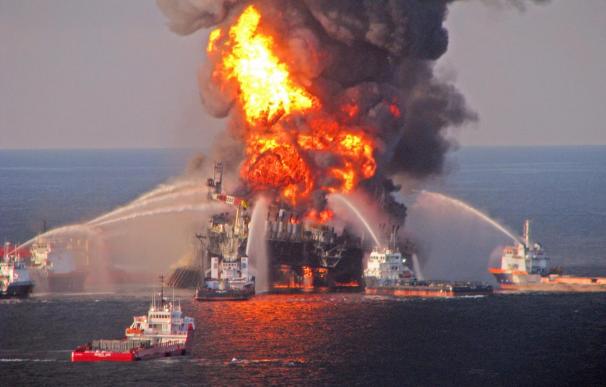 Del derrame de crudo al "vertido" de dinero: un año del desastre de BP