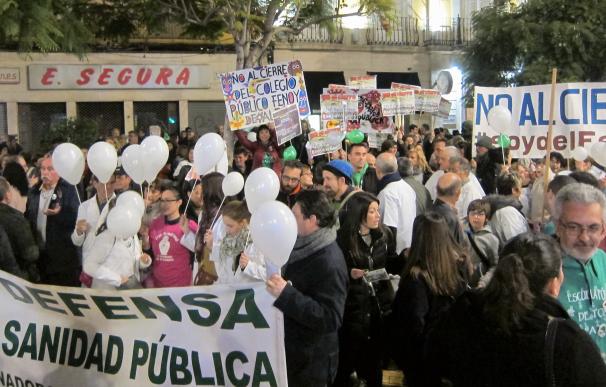 Alrededor de 300 personas se concentran en Almería por una educación y sanidad "sin recortes"
