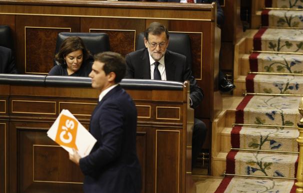 Rivera emplaza a Rajoy a no tapar "la basura" del rescate y el presidente replica que hizo lo mismo que la UE