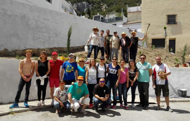 PSOE y vecinos colaboran en el casco antiguo de Jaén para "convertir un solar abandonado en una zona verde"