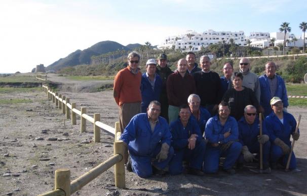 El delegado de Medio Ambiente visita actuaciones del proyecto Life Conhabit Andalucía en la playa de Macenas