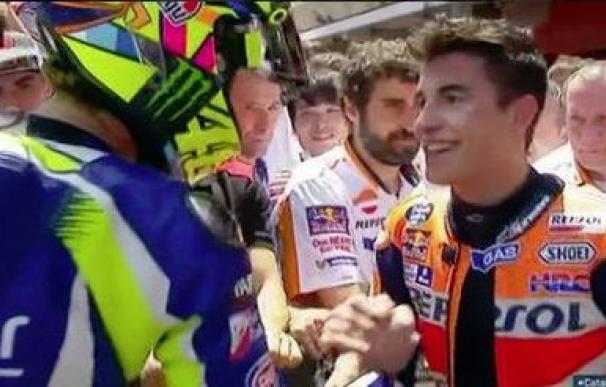 Rossi y Márquez firman la paz en Montmeló con un apretón de manos