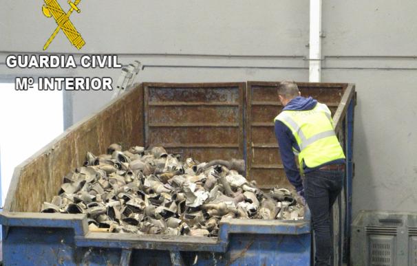 Una organización robaba catalizadores de vehículos en España y Francia para triturarlos y vender los metales