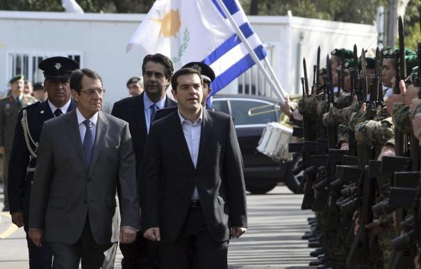 Tsipras y Anastasiadis coinciden en necesidad de cambiar la estructura troika