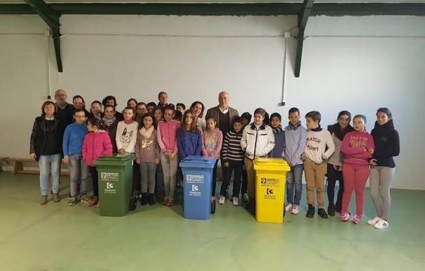 Epremasa inicia en Rute una campaña de reciclaje entre escolares con el reparto de contenedores