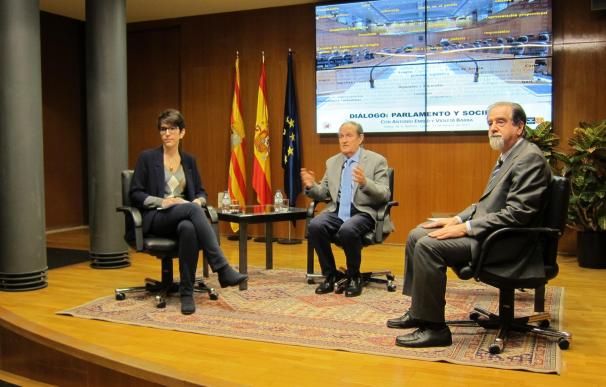 Barba y Embid conversan sobre la evolución de las Cortes de Aragón entre la primera y la novena legislatura